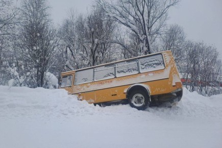 В Красноярском крае школьный автобус слетел в кювет
