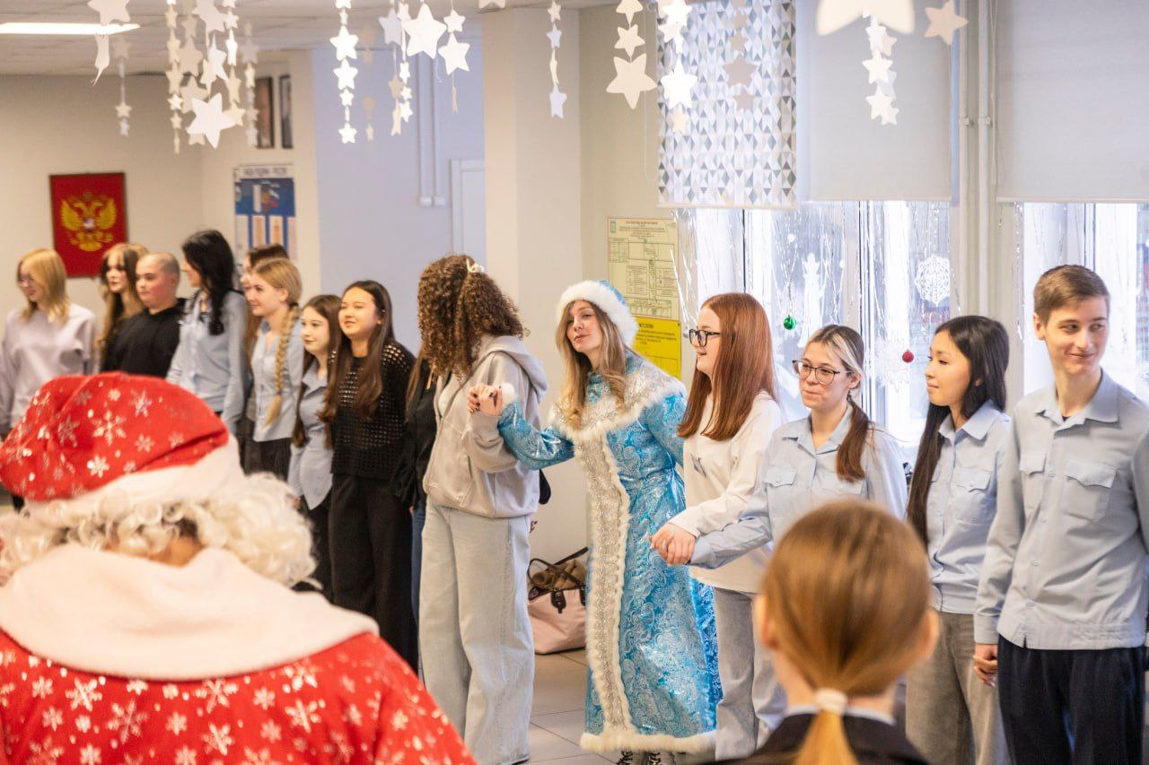 В Красноярске полицейские в костюмах Деда Мороза и Снегурочки поздравили учащихся классов правоохранительной направленности с наступающим Новым Годом В Красноярске полицейские в костюмах Деда Мороза и Снегурочки поздравили учащихся классов правоохранительной направленности с наступающим Новым Годом
