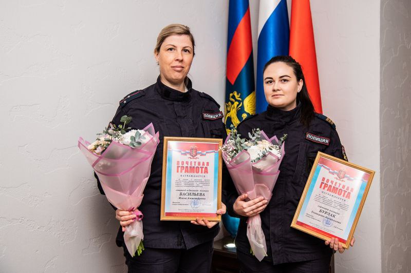 Начальник ГУ МВД России по Красноярскому краю Александр Соловьёв вручил ведомственные награды наиболее отличившимся сотрудникам органам внутренних дел Начальник ГУ МВД России по Красноярскому краю Александр Соловьёв вручил ведомственные награды наиболее отличившимся сотрудникам органам внутренних дел