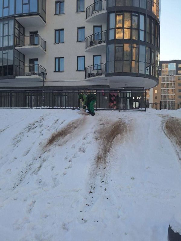 В Красноярске засыпали опасную горку