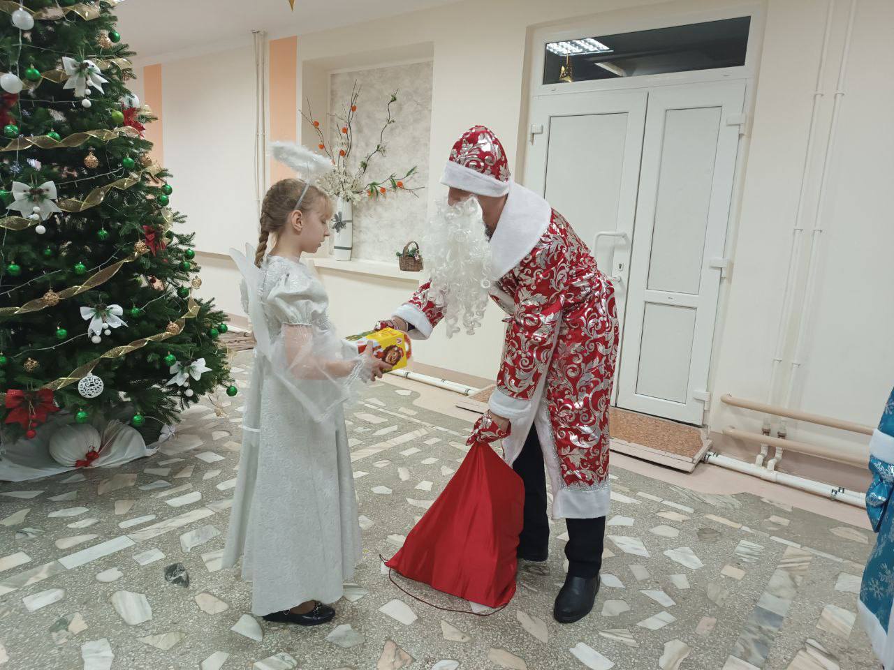 В Ачинске сотрудники Госавтоинспекции поздравили ребят подшефного детского дома с наступающим Новым годом! В Ачинске сотрудники Госавтоинспекции поздравили ребят подшефного детского дома с наступающим Новым годом!