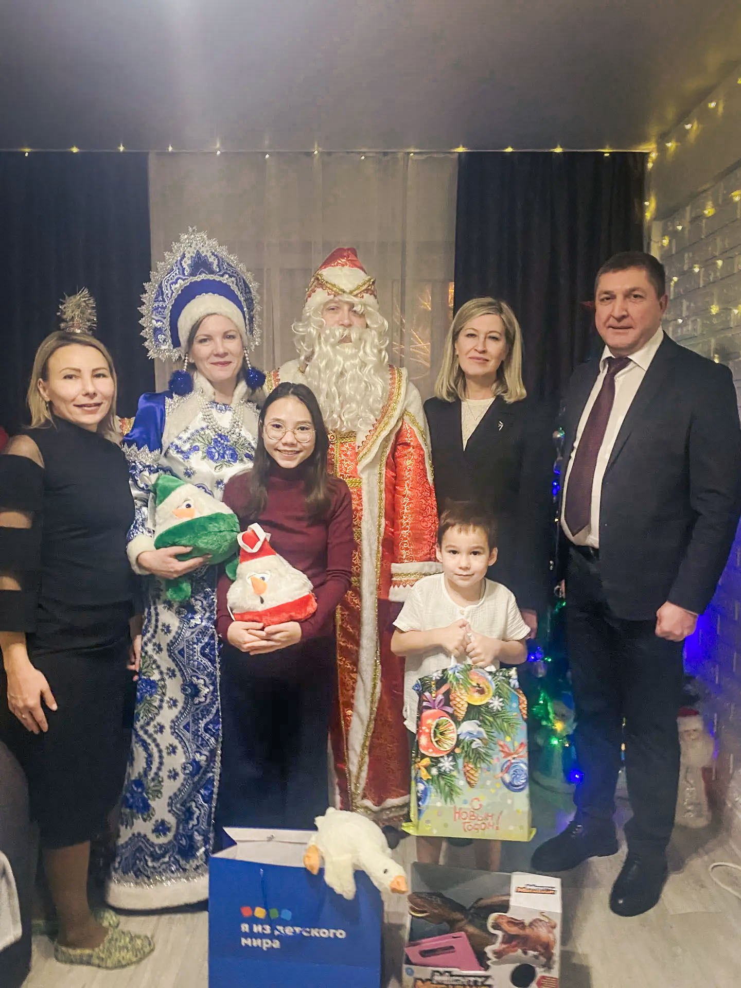 Заместитель председателя городского Совета Андрей Козиков и глава Свердловского района Лилия Назмутдинова вручили новогодние подарки семье участника специальной военной операции