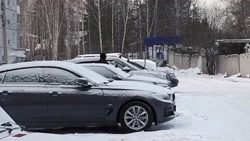 «ОСТАНЕМСЯ БЕЗ ПАРКОВКИ». На нехватку парковочных мест пожаловались жители нескольких домов на Елены Стасовой