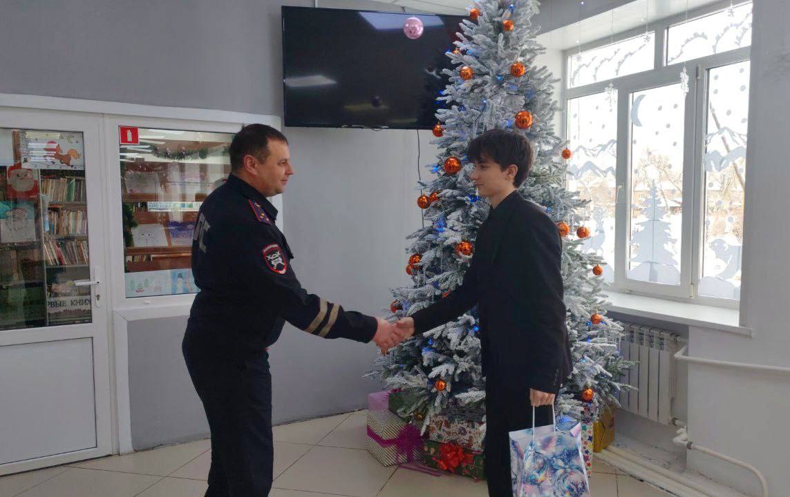 Курагинские госавтоинспекторы приняли участие в акции "Ёлка сюрпризов" Курагинские госавтоинспекторы приняли участие в акции "Ёлка сюрпризов"