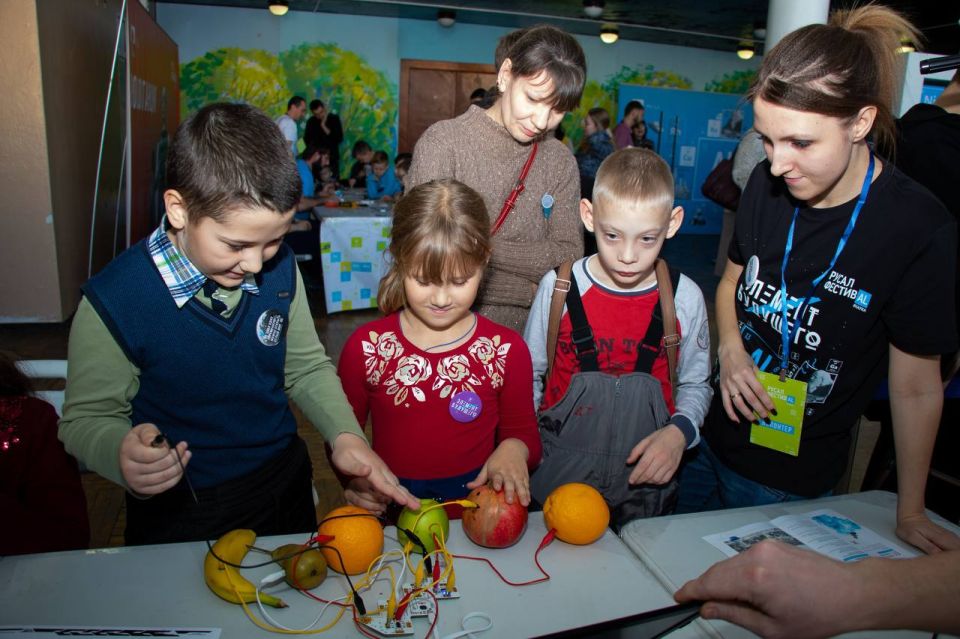 Больше 44 тысяч школьников и их родителей в этом году поучаствовали в марафоне "РУСАЛ ФестивAL#Наука"