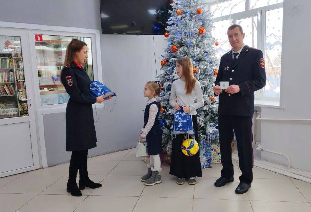 Курагинские госавтоинспекторы приняли участие в акции "Ёлка сюрпризов" Курагинские госавтоинспекторы приняли участие в акции "Ёлка сюрпризов"