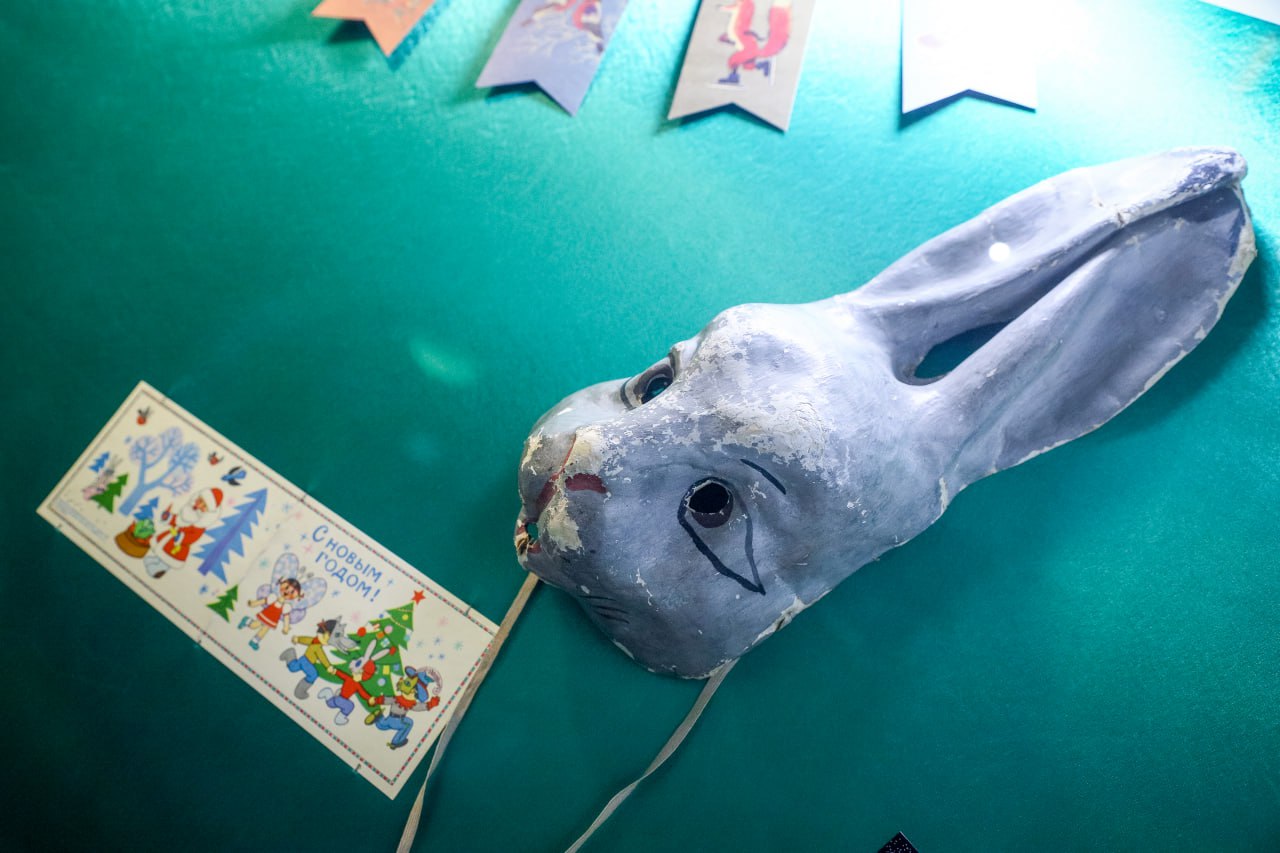 Какой же Новый год без всякой разной живности? В сказках, фильмах, представлениях то белочка подарок принесёт, то зайчик… Мишка ёлку тащит, тройка лошадей везёт сани Деда Мороза Какой же Новый год без всякой разной живности? В сказках, фильмах, представлениях то белочка подарок принесёт, то зайчик… Мишка ёлку тащит, тройка лошадей везёт сани Деда Мороза