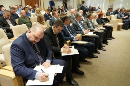 Глава Красноярска Сергей Верещагин провел совещание по вопросам готовности к работе в новогоднюю ночь и январские выходные