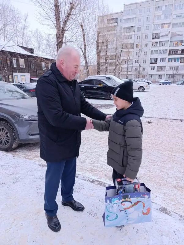 ПОМОГ ДЕДУ МОРОЗУ. В этом году снова помогал Деду Морозу и отвез подарки Марку и Веронике