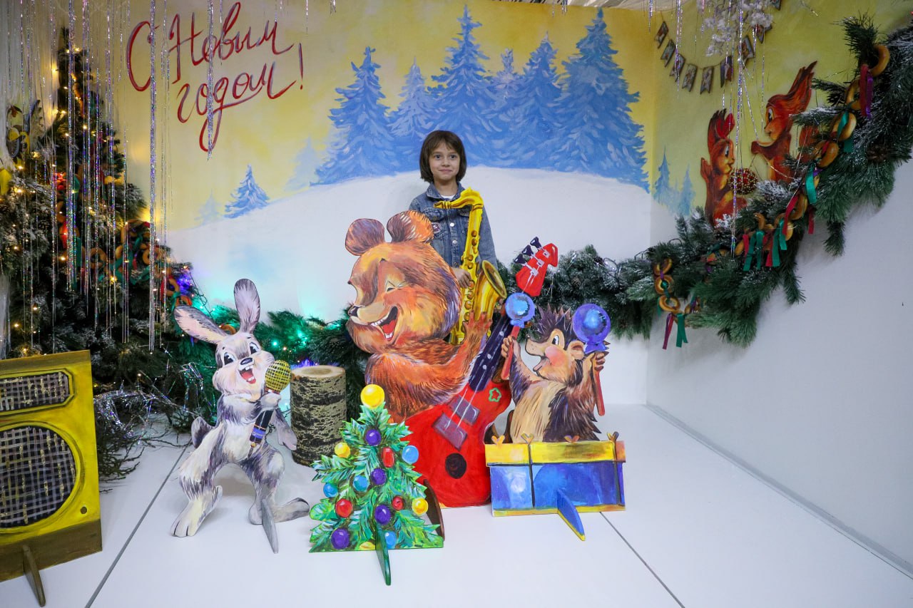 Какой же Новый год без всякой разной живности? В сказках, фильмах, представлениях то белочка подарок принесёт, то зайчик… Мишка ёлку тащит, тройка лошадей везёт сани Деда Мороза Какой же Новый год без всякой разной живности? В сказках, фильмах, представлениях то белочка подарок принесёт, то зайчик… Мишка ёлку тащит, тройка лошадей везёт сани Деда Мороза