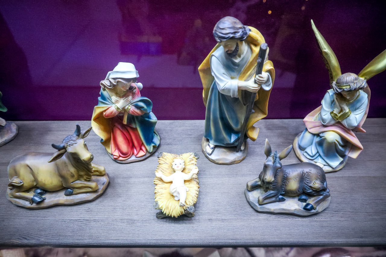 Какой же Новый год без всякой разной живности? В сказках, фильмах, представлениях то белочка подарок принесёт, то зайчик… Мишка ёлку тащит, тройка лошадей везёт сани Деда Мороза Какой же Новый год без всякой разной живности? В сказках, фильмах, представлениях то белочка подарок принесёт, то зайчик… Мишка ёлку тащит, тройка лошадей везёт сани Деда Мороза