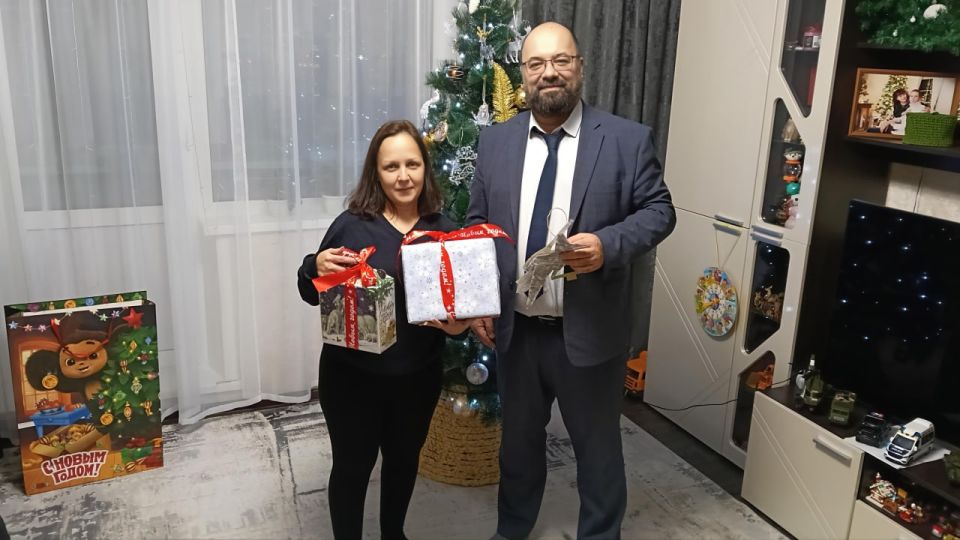 #ЁлкаЖеланий. Поздравил с Новым годом и вручил Филиппу проектор, о котором он мечтал