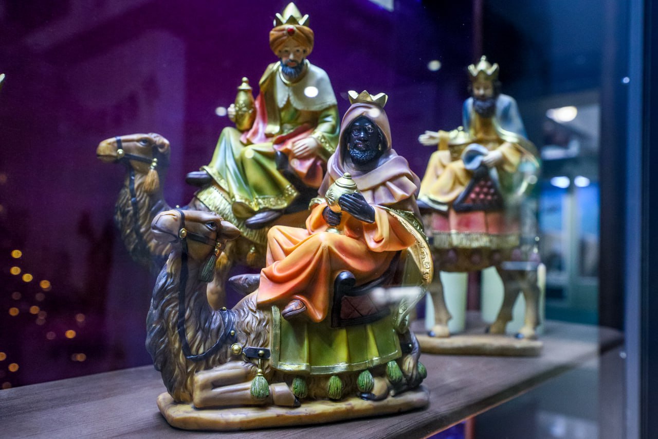 Какой же Новый год без всякой разной живности? В сказках, фильмах, представлениях то белочка подарок принесёт, то зайчик… Мишка ёлку тащит, тройка лошадей везёт сани Деда Мороза Какой же Новый год без всякой разной живности? В сказках, фильмах, представлениях то белочка подарок принесёт, то зайчик… Мишка ёлку тащит, тройка лошадей везёт сани Деда Мороза