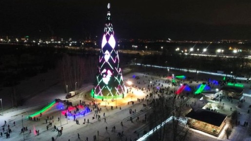 Сегодня в 18:30 в Татышев-парке начнется церемония открытия главной городской ёлки!