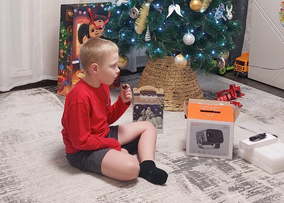 #ЁлкаЖеланий. Поздравил с Новым годом и вручил Филиппу проектор, о котором он мечтал #ЁлкаЖеланий. Поздравил с Новым годом и вручил Филиппу проектор, о котором он мечтал