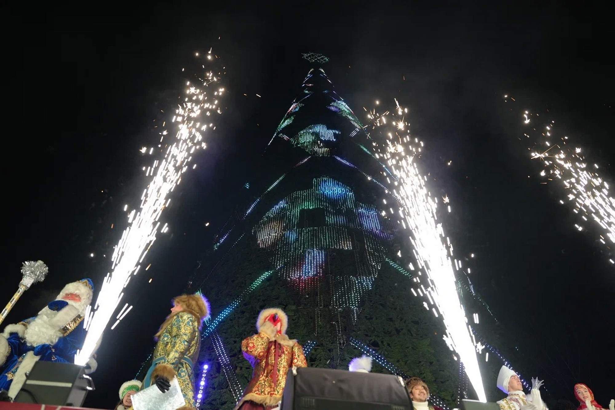 Сегодня на острове Татышев открылась главная городская ёлка Сегодня на острове Татышев открылась главная городская ёлка