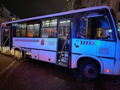 В центре Красноярска маршрутный автобус столкнулся с легковой иномаркой