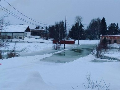 В Енисейске из-за ледостава затопило дорогу и приусадебные участки