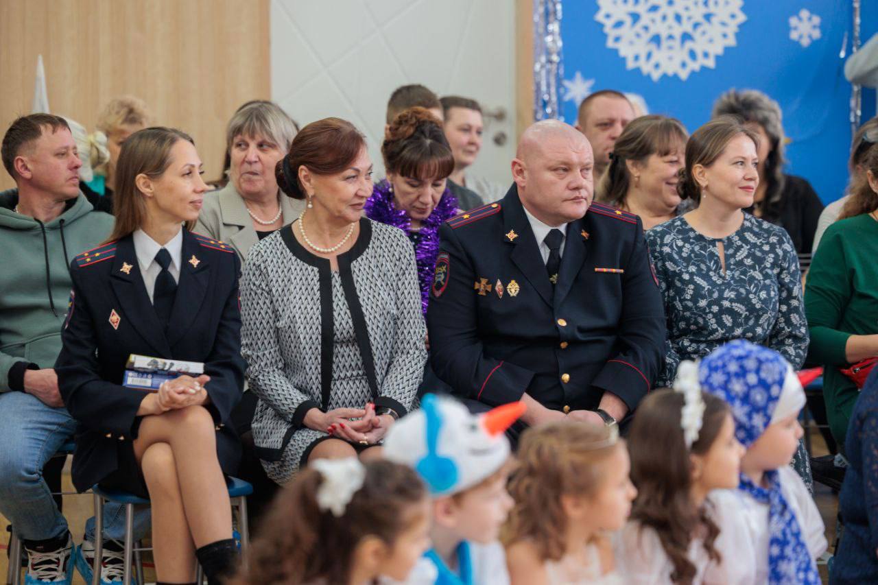 Сотрудники Госавтоинспекции Минусинска поздравили подшефных с наступающим Новым годом