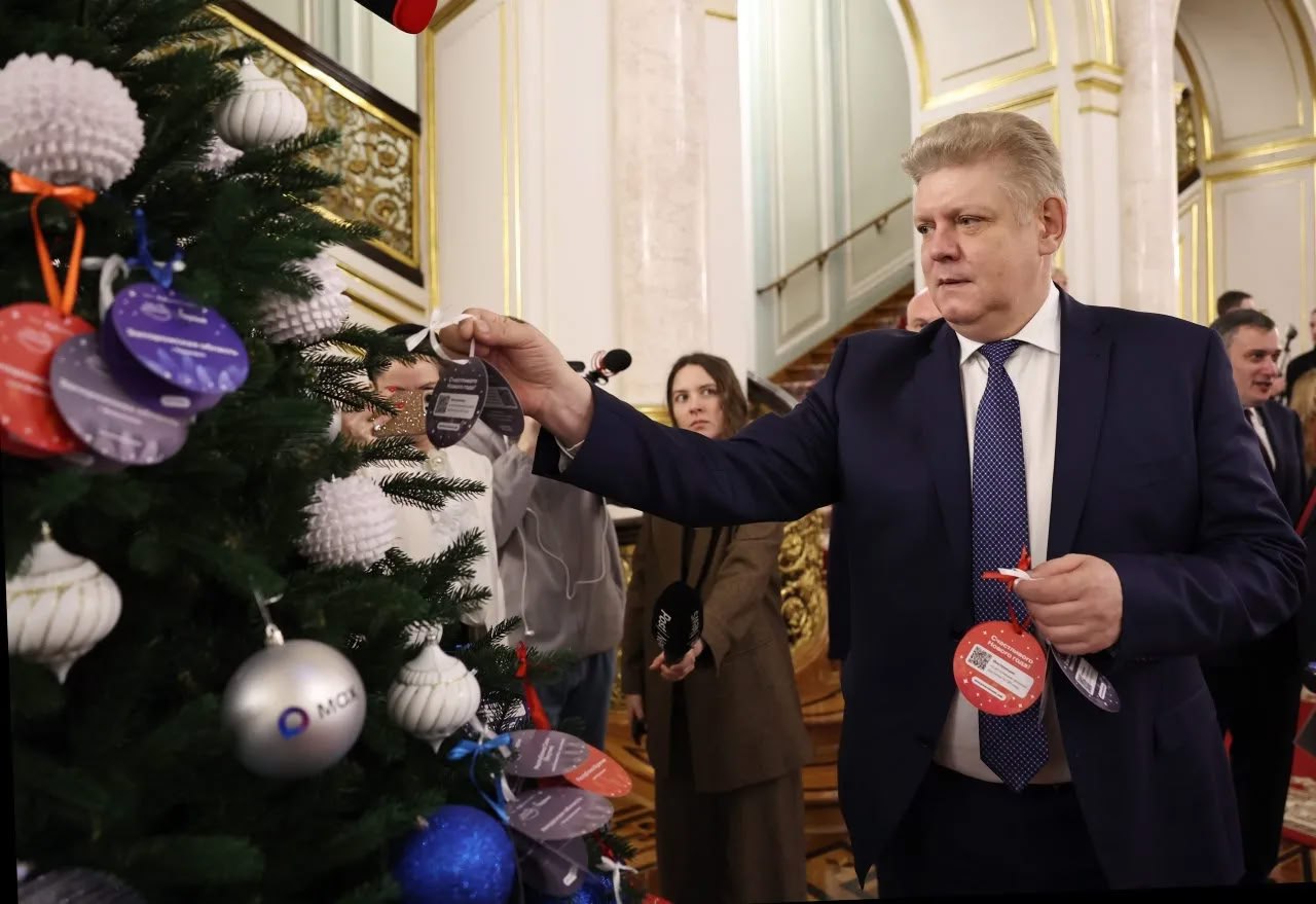 Полномочный представитель Президента в СФО Анатолий Серышев снял с «Ёлки желаний» шарики с заветными мечтами детей из регионов Сибири