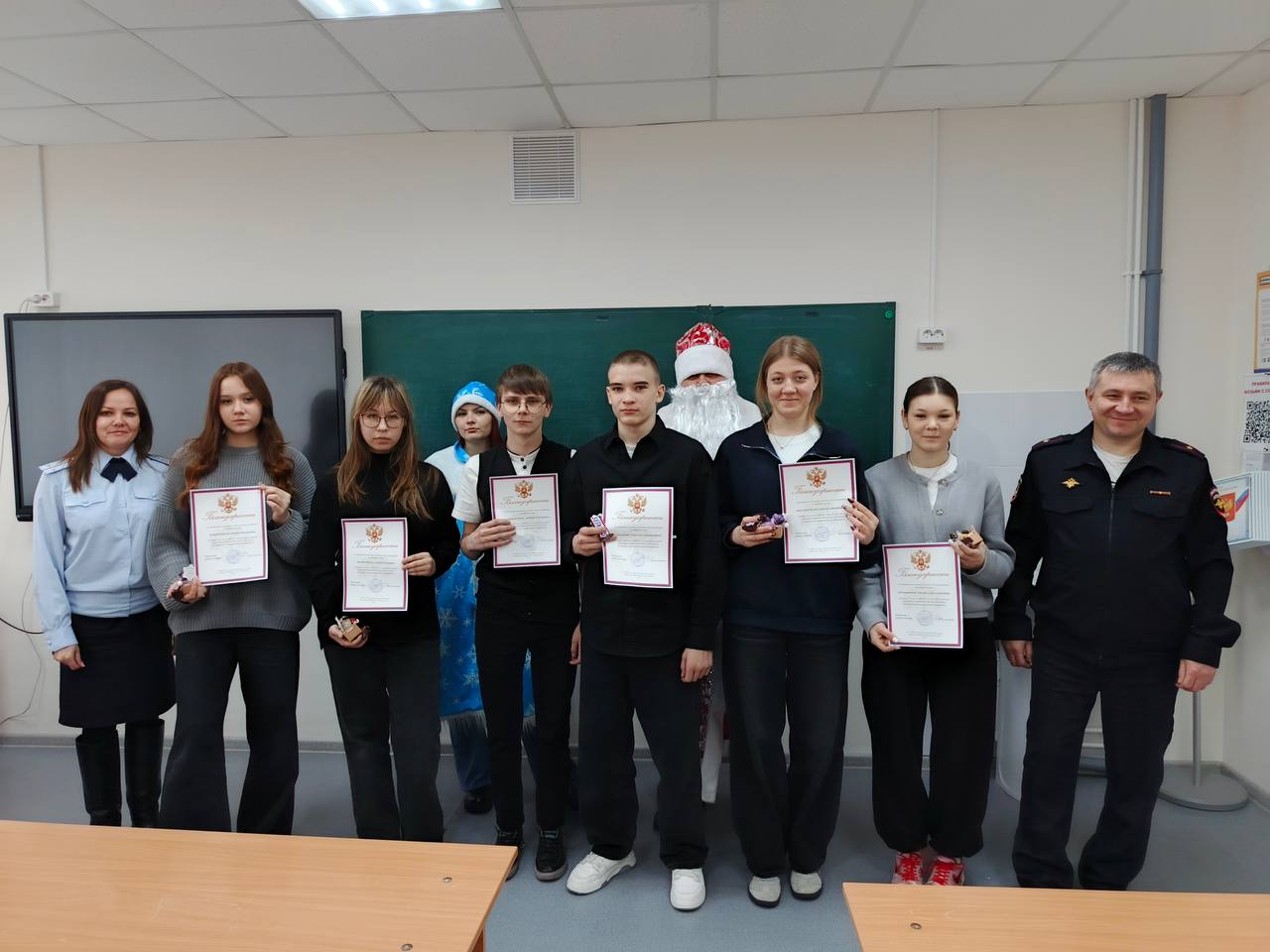 Полицейский Дед Мороз спешит дарить праздник и безопасность по всему Красноярскому краю! Полицейский Дед Мороз спешит дарить праздник и безопасность по всему Красноярскому краю!