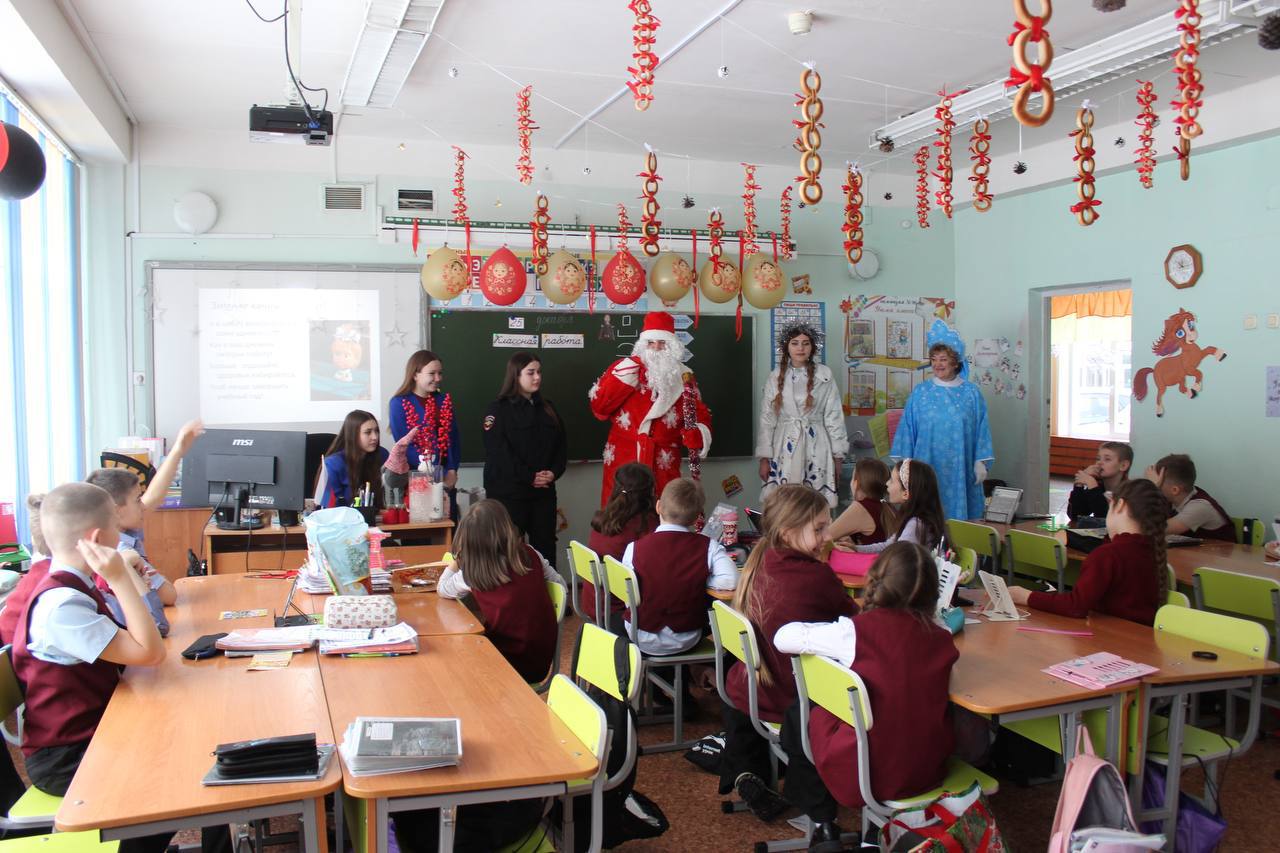 Полицейский Дед Мороз спешит дарить праздник и безопасность по всему Красноярскому краю! Полицейский Дед Мороз спешит дарить праздник и безопасность по всему Красноярскому краю!