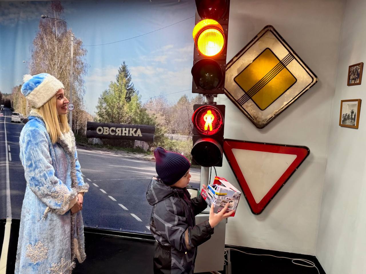 Сотрудники красноярского полка ДПС присоединились к всероссийской акции «Ёлка желаний» Несколько дней назад вместе с мамой семилетний мальчик разместил своё письмо с желанием на интернет-сайте елкажеланий.рф. Семён указал... Сотрудники красноярского полка ДПС присоединились к всероссийской акции «Ёлка желаний» Несколько дней назад вместе с мамой семилетний мальчик разместил своё письмо с желанием на интернет-сайте елкажеланий.рф. Семён указал...