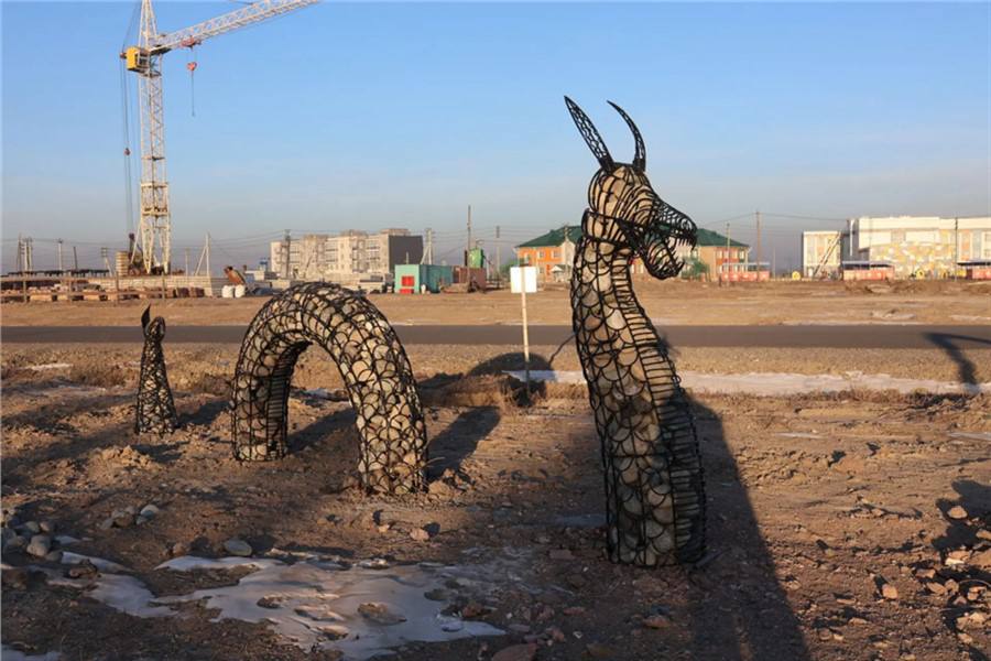 В селе Белый Яр Хакасии превратили пустырь в сад с необычными скульптурами, сообщили в администрации Алтайского района республики