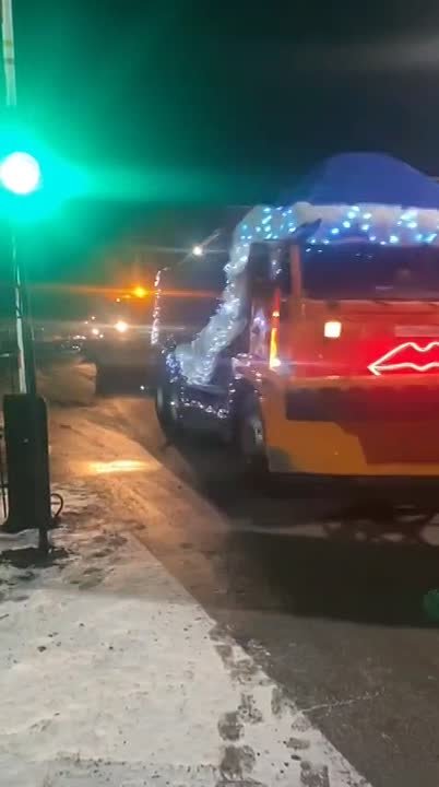 Стройными рядами выходит из гаража ночная снегоуборочная смена