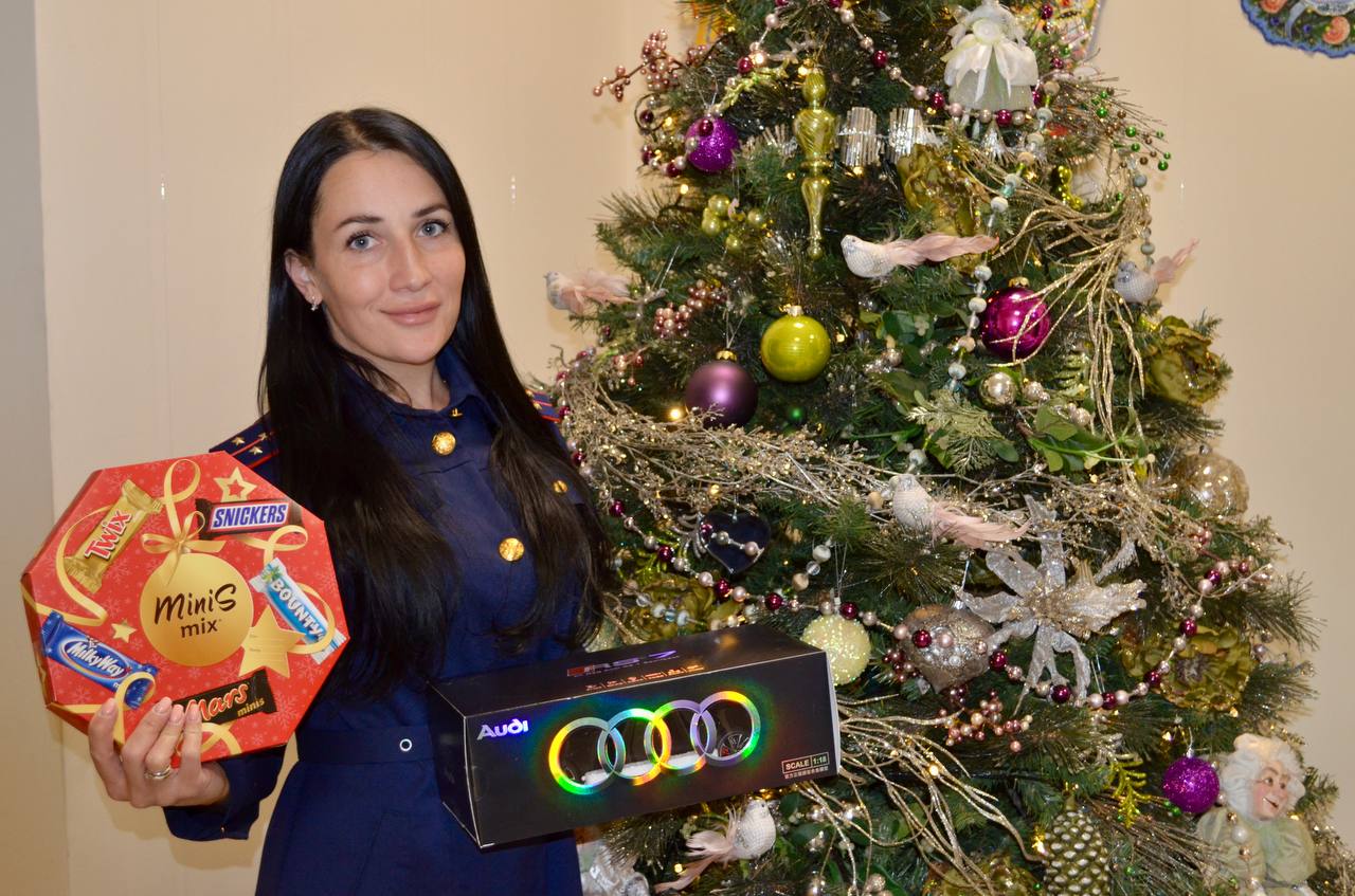 В Красноярском крае и Республике Хакасия офицеры СК России продолжают исполнять желания детей в рамках Всероссийской благотворительной акции «Елка желаний» В Красноярском крае и Республике Хакасия офицеры СК России продолжают исполнять желания детей в рамках Всероссийской благотворительной акции «Елка желаний»