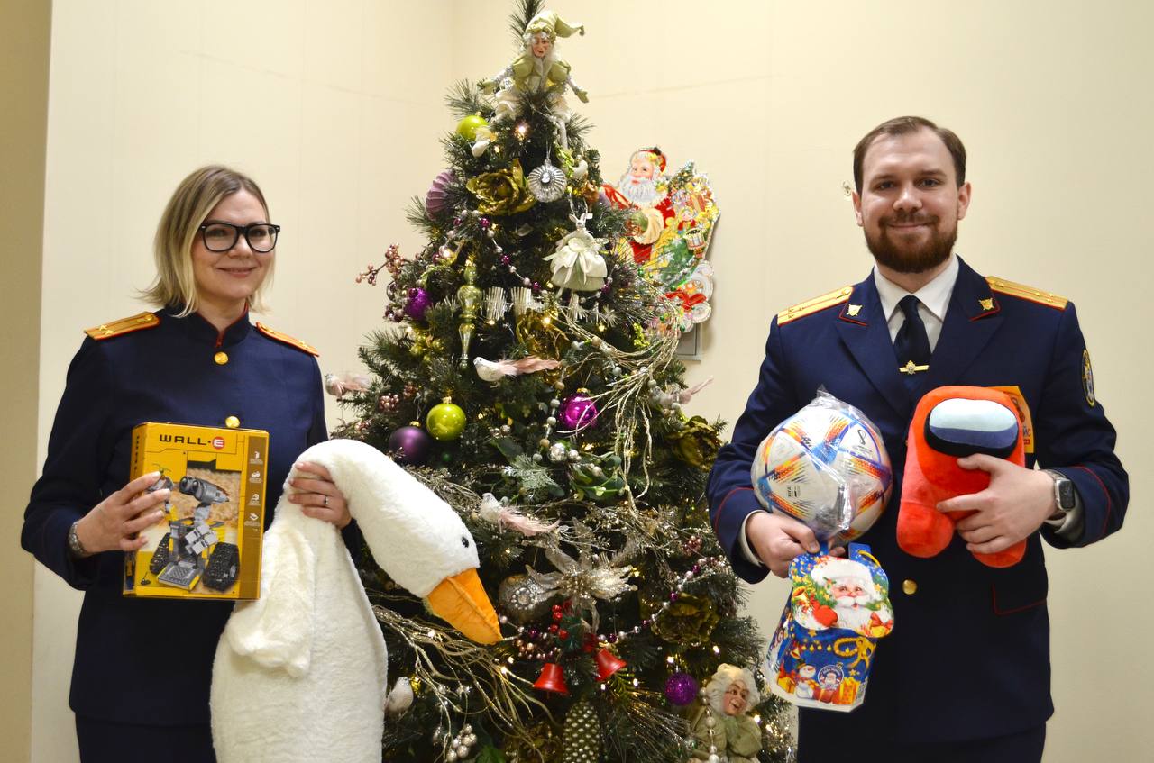 В Красноярском крае и Республике Хакасия офицеры СК России продолжают исполнять желания детей в рамках Всероссийской благотворительной акции «Елка желаний» В Красноярском крае и Республике Хакасия офицеры СК России продолжают исполнять желания детей в рамках Всероссийской благотворительной акции «Елка желаний»