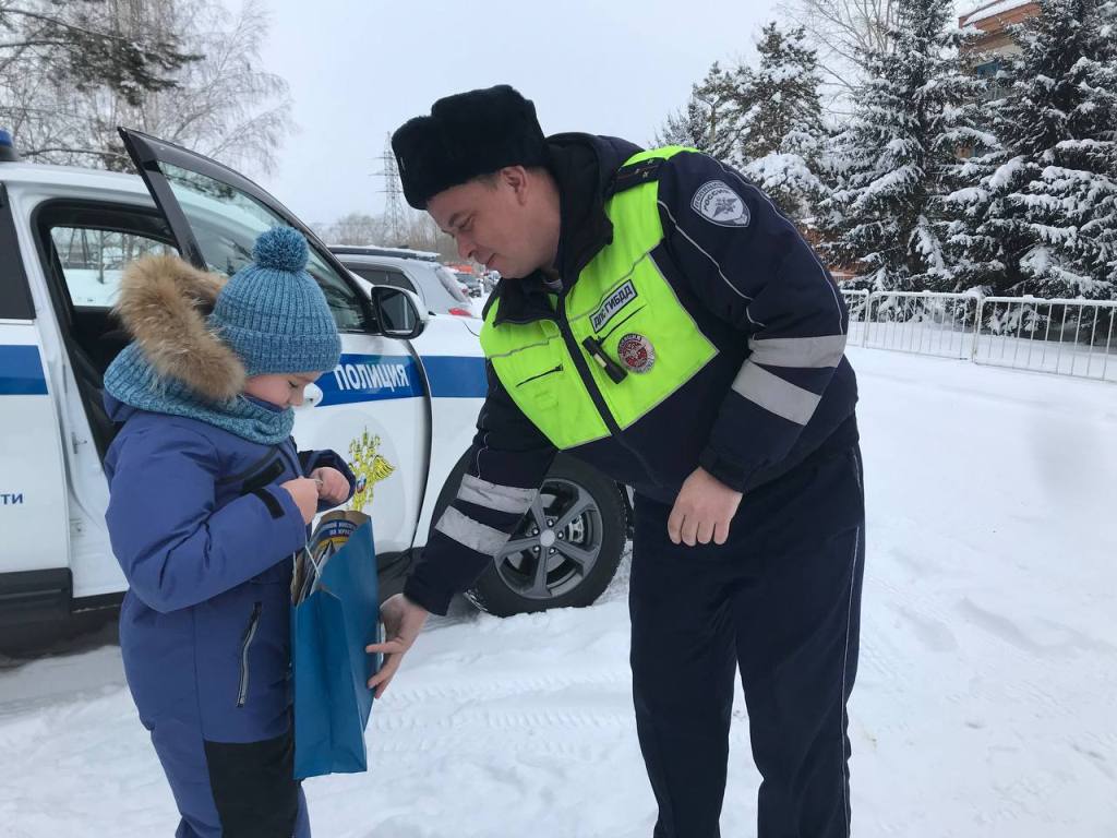 Канские автоинспекторы исполнили новогоднее желание 8-летнего мальчика Канские автоинспекторы исполнили новогоднее желание 8-летнего мальчика