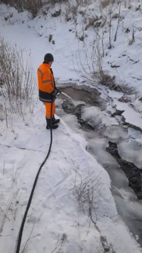 Топим лёд. Это нужно для того, чтобы он не закрыл полностью трубы, сделанные для ручьёв и отвода талой воды