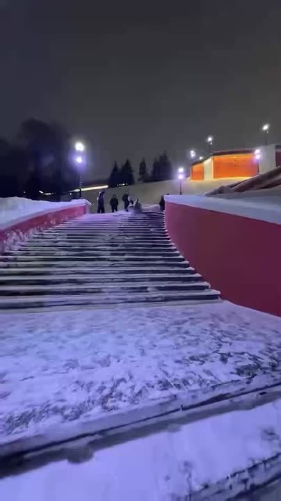 В Нижнем Новгороде школьники прокатились по историческому монументу на тюбингах