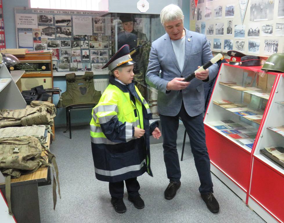 Канские автоинспекторы исполнили новогоднее желание 8-летнего мальчика Канские автоинспекторы исполнили новогоднее желание 8-летнего мальчика