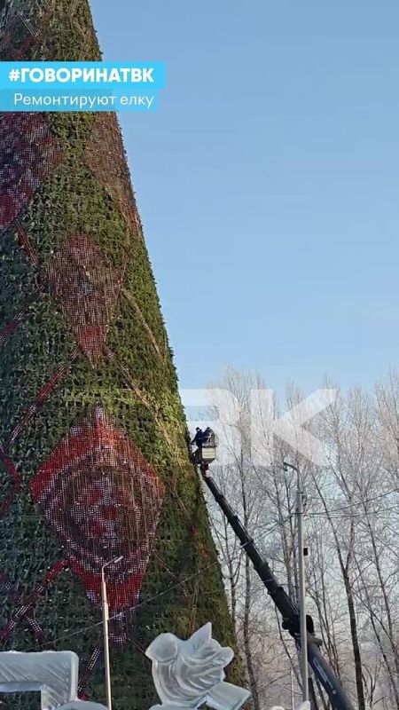 Подсветку ремонтируют у главной елки на острове Татышев