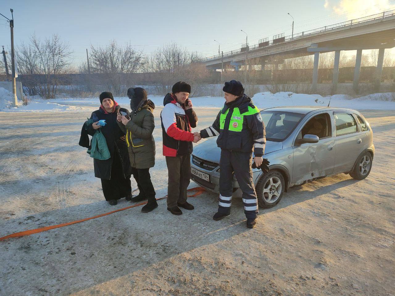 В канун Нового года инспекторы ДПС помогли водителям на трассе в мороз