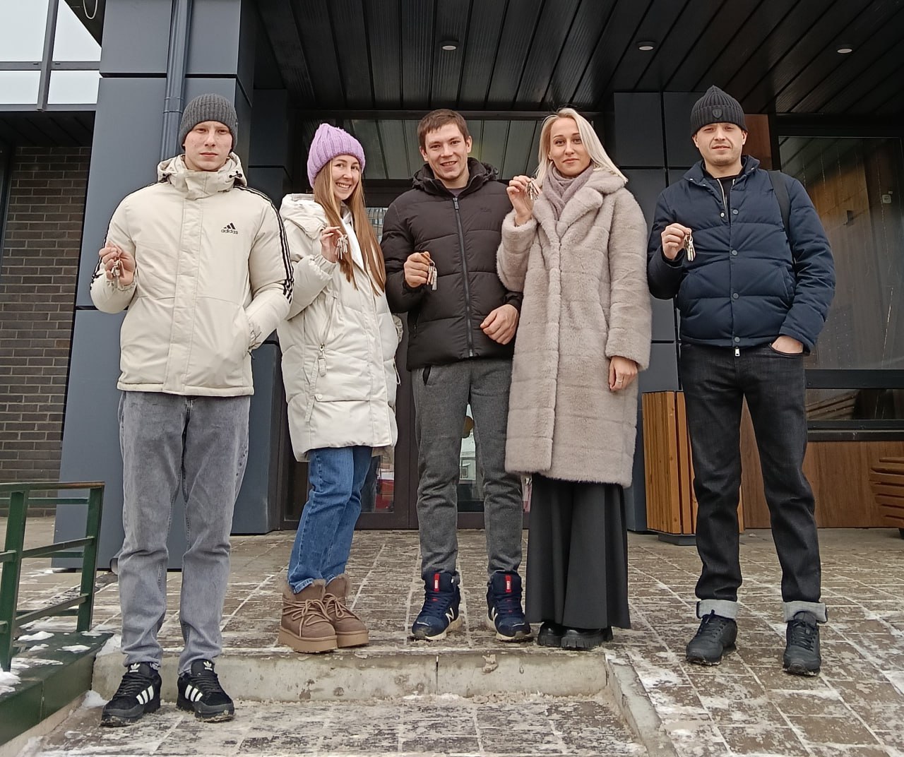 Почему эти люди выглядят такими счастливыми? Почему эти люди выглядят такими счастливыми?