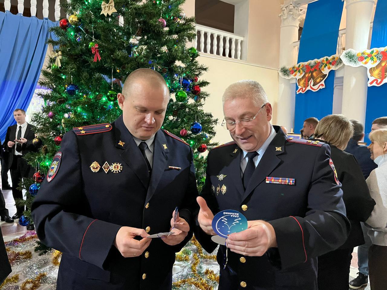 Новогодние чудеса от полиции Красноярского края: добро, подарки и улыбки! Новогодние чудеса от полиции Красноярского края: добро, подарки и улыбки!