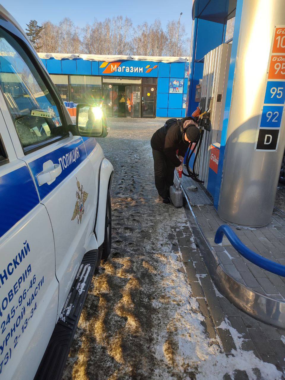 В канун Нового года инспекторы ДПС помогли водителям на трассе в мороз В канун Нового года инспекторы ДПС помогли водителям на трассе в мороз