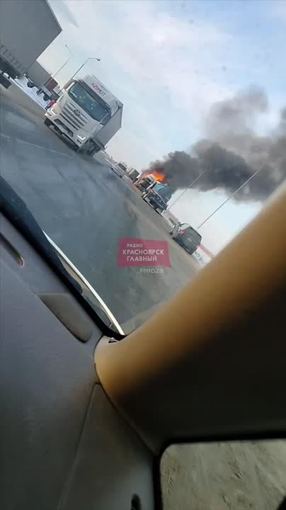 На «Глубоком Обходе Красноярска» в районе Сухой балки горит автовоз