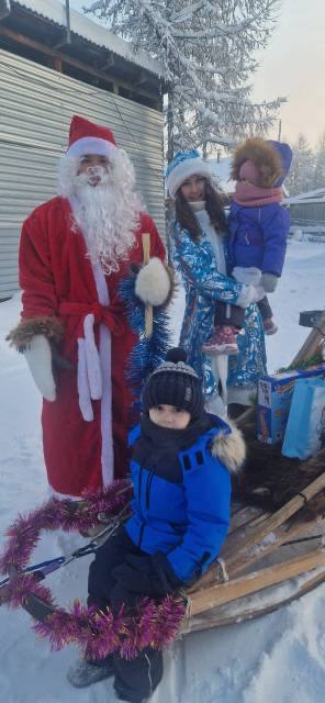 Сотрудники эвенкийской полиции облачились в новогодние костюмы и поздравили ребятишек с наступающим Новым годом Сотрудники эвенкийской полиции облачились в новогодние костюмы и поздравили ребятишек с наступающим Новым годом