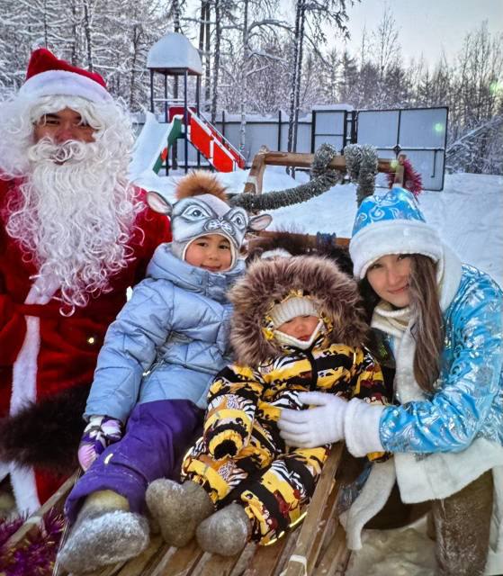 Сотрудники эвенкийской полиции облачились в новогодние костюмы и поздравили ребятишек с наступающим Новым годом