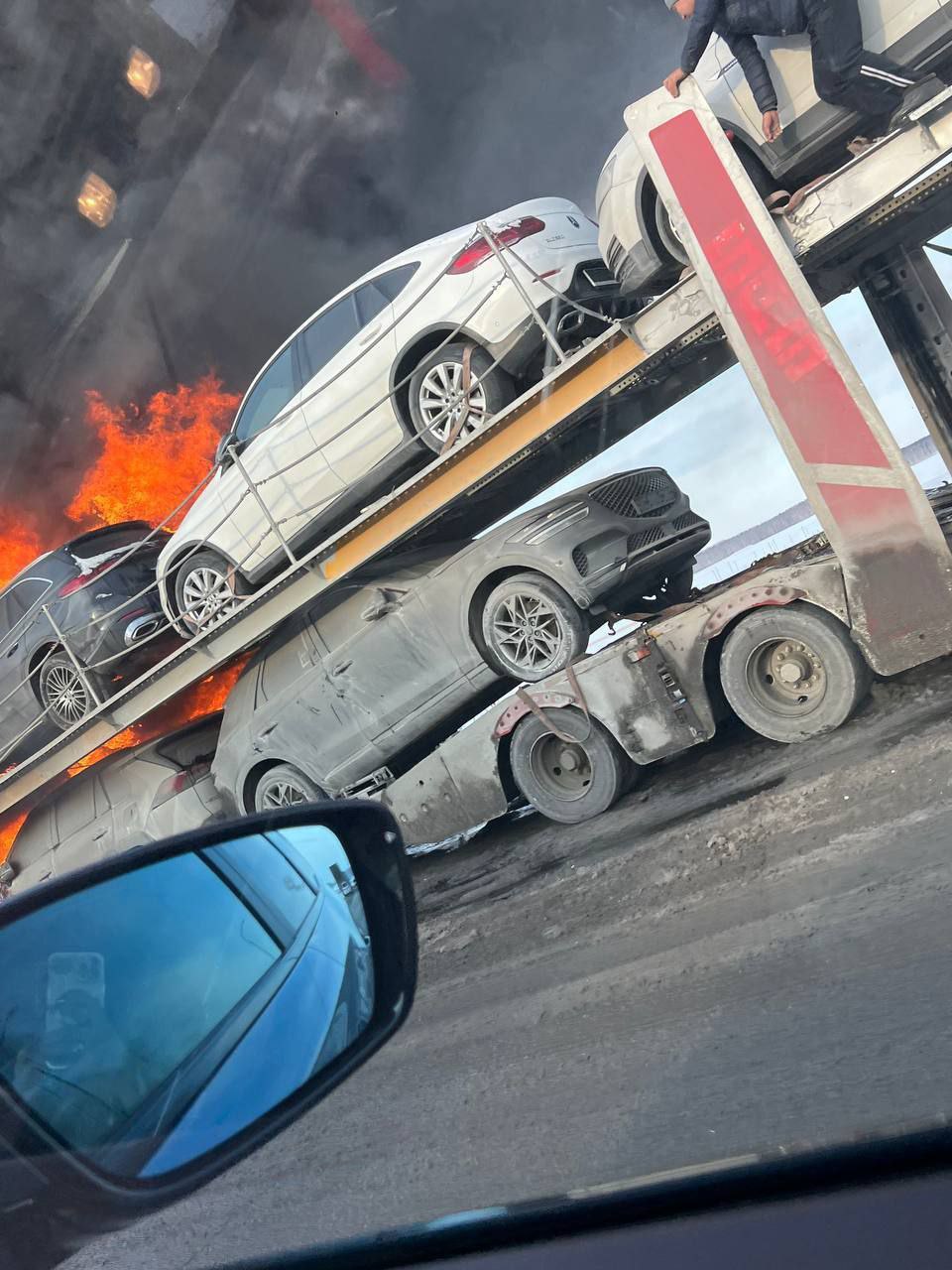 На «Глубоком Обходе Красноярска» в районе Сухой балки горит автовоз На «Глубоком Обходе Красноярска» в районе Сухой балки горит автовоз