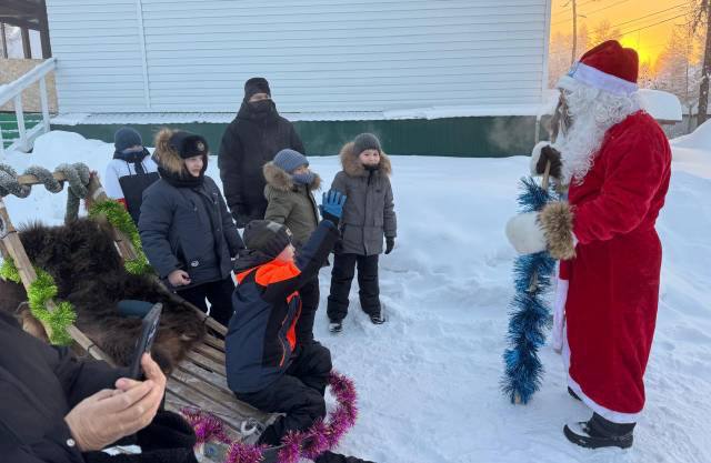 Сотрудники эвенкийской полиции облачились в новогодние костюмы и поздравили ребятишек с наступающим Новым годом Сотрудники эвенкийской полиции облачились в новогодние костюмы и поздравили ребятишек с наступающим Новым годом