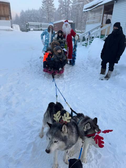 Сотрудники эвенкийской полиции облачились в новогодние костюмы и поздравили ребятишек с наступающим Новым годом Сотрудники эвенкийской полиции облачились в новогодние костюмы и поздравили ребятишек с наступающим Новым годом