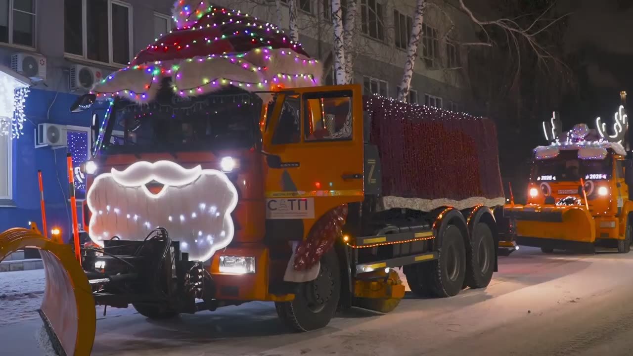Эта нарядная дорожная троица убирает улицы и продолжает создавать #новогоднеенастроение