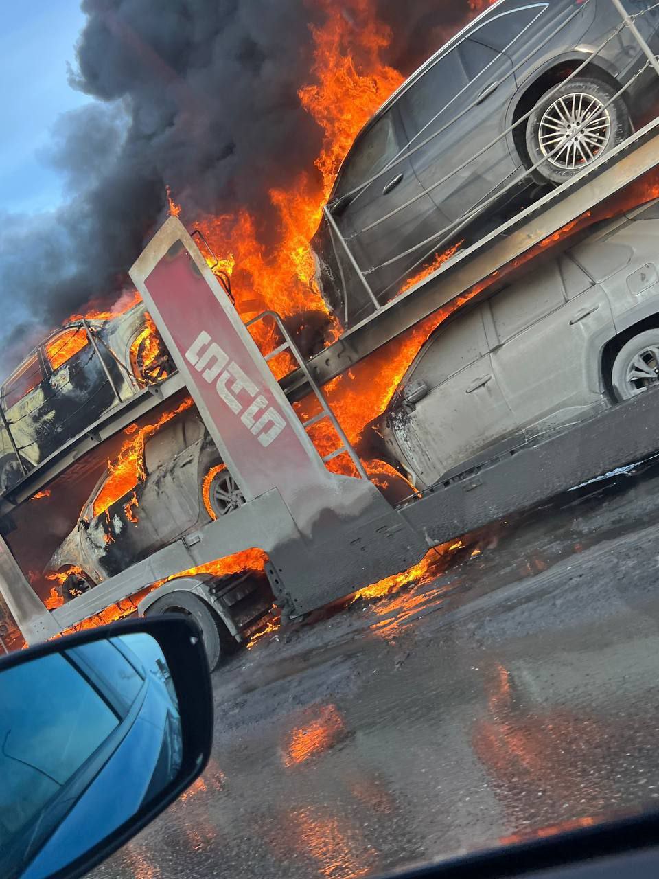 На «Глубоком Обходе Красноярска» в районе Сухой балки горит автовоз На «Глубоком Обходе Красноярска» в районе Сухой балки горит автовоз