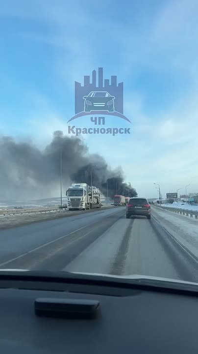 Под Красноярском загорелся автовоз во время перевозки машин