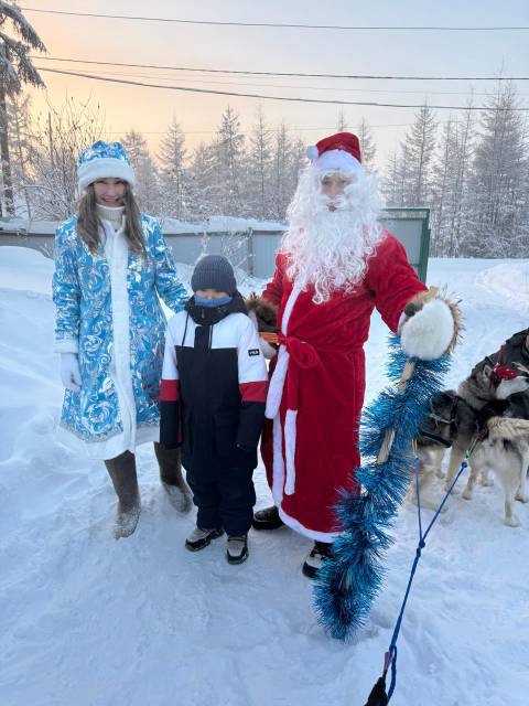 Сотрудники эвенкийской полиции облачились в новогодние костюмы и поздравили ребятишек с наступающим Новым годом Сотрудники эвенкийской полиции облачились в новогодние костюмы и поздравили ребятишек с наступающим Новым годом